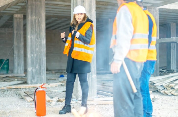 Welchen Brandschutz benötigt eine Baustelle